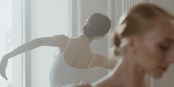 Rozwiń podstawowy krok taneczny – ćwiczenia. Taniec to konsekwencja!