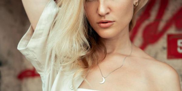 Strój kąpielowy bandeau – dla kogo i kiedy warto