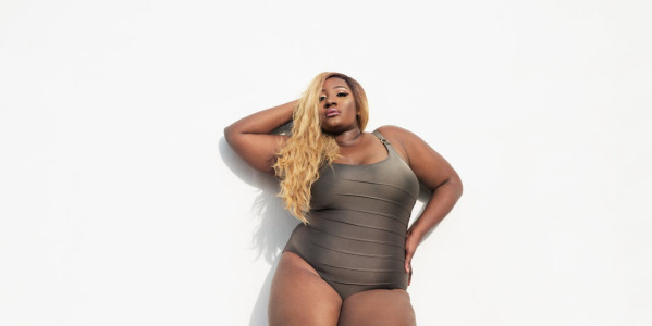 Krępa sylwetka na plaży – stylowe inspiracje