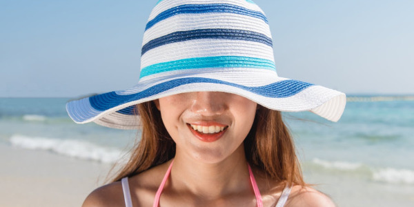 Rodzaje kapeluszy – przewodnik po letnich nakryciach głowy