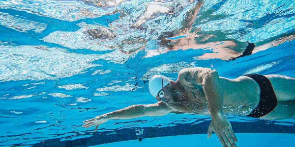 Na co zwracać uwagę kupując modne męskie kąpielówki?