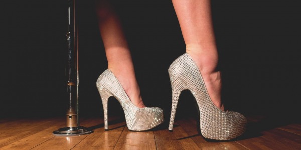 Taniec na rurze – kontrowersyjna akrobatyka